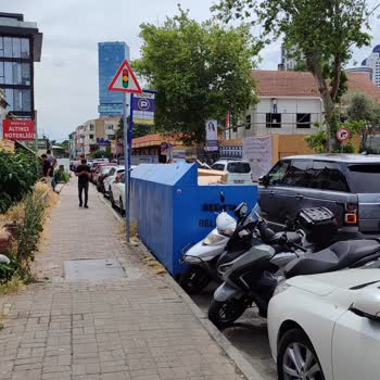 Mağaza Önündeki Çöp İstasyonu Görüntü Ve Koku Kirliliği Yaratıyor