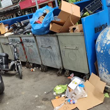 Mağaza Önündeki Çöp İstasyonu Görüntü Ve Koku Kirliliği Yaratıyor