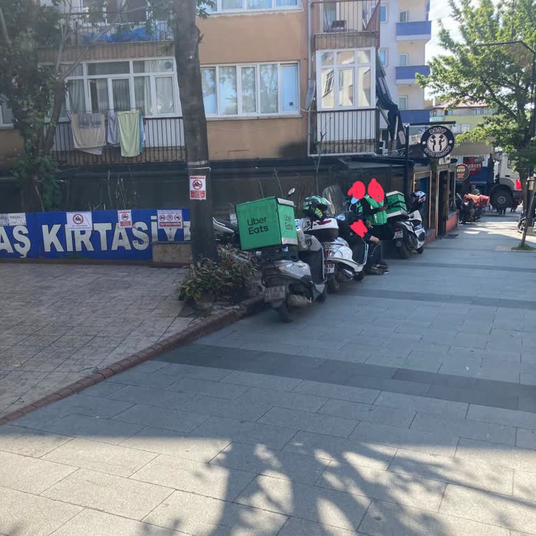 Uber Eats Kuryelerinin Yaya Kaldırımlarını Motosikletle Sürekli İşgal Etmesi