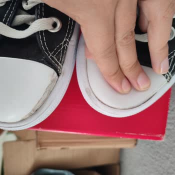 Converse Chuck Taylor Ayakkabısının Burun Kısmında Aynı Noktada Çift Ayrılma