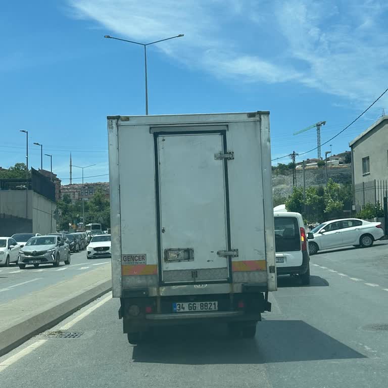 Kamyonet Sürücüsü Tehlikeli Şerit İhlali Ve Yarış Arabası Davranışı