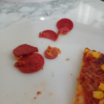 Sosisli Pizza Kokusu Ve Tadı Beklentilerin Çok Altında