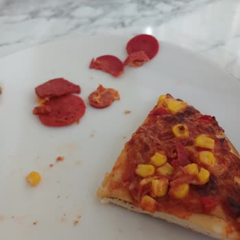 Sosisli Pizza Kokusu Ve Tadı Beklentilerin Çok Altında