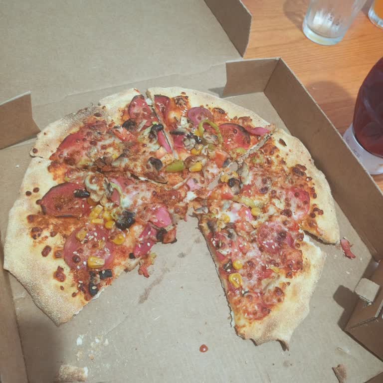 Yanık Ve Küçük Boy Pizza, Fanta Unutuldu