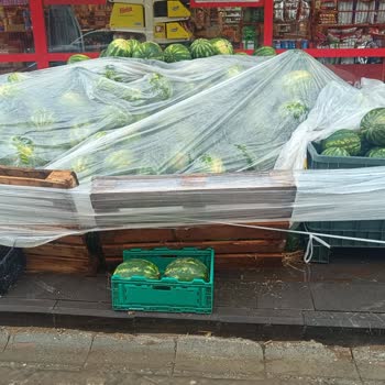 Kaldırıma Ürün Yerleştiren Şok Market Yaya Güvenliğini Aşağı Çekiyor