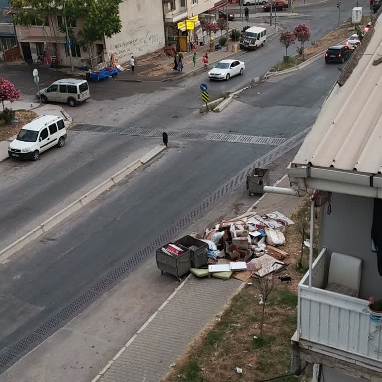 Bayraklı’da Kaldırımda Tahta Atıkları Engellileri Tehlikeye Atıyor