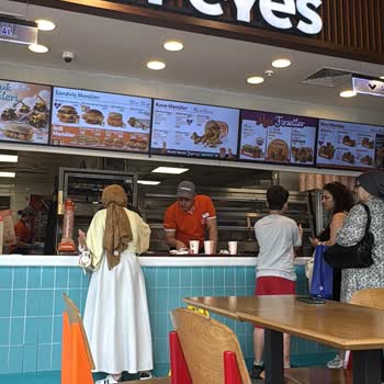 Donmuş Kiosk, Çiğ Tavuk Ve Personel İlgisizliği