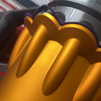 Dyson V12 Süpürge Gövdesinde Erken Soyulma, Değişim Talebi