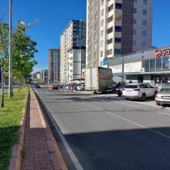 Şahmar AVM Önündeki Kaldırımda Araç Parkı Yaya Güvenliğini Tehlikeye Atıyor