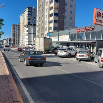 Şahmar AVM Önündeki Kaldırımda Araç Parkı Yaya Güvenliğini Tehlikeye Atıyor
