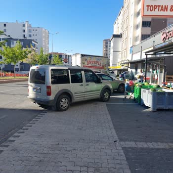 Şahmar AVM Önündeki Kaldırımda Araç Parkı Yaya Güvenliğini Tehlikeye Atıyor
