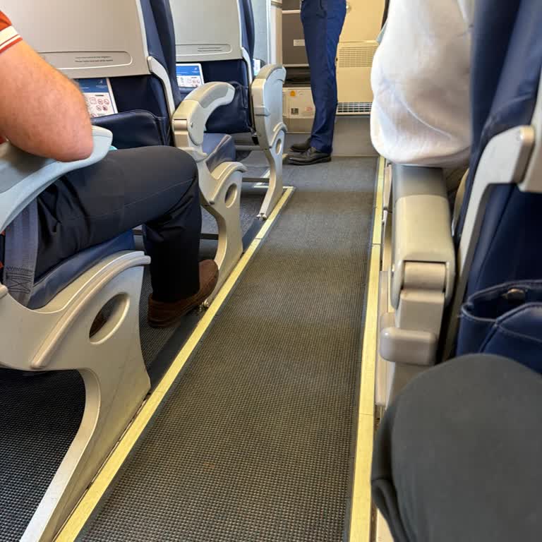 Azerbaijan Airlines Kendimi Hem Rencide Olmuş Hem De Tehdit Edilmiş Gibi Hissettim