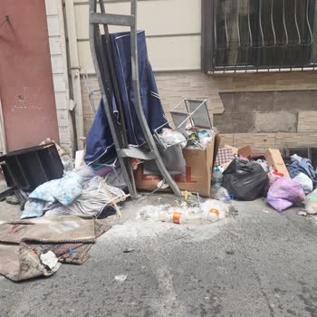 Çöp Toplanmadığı İçin Mahalle Kokusuyla Boğuluyor Ve Böcek Sorunu Yaşıyor