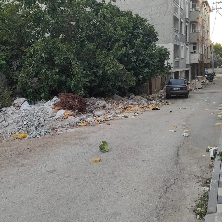 Mecidiye Mahallesi 105. Sokakta İnşaat Atıklarıyla Çevre Kirliliği Ve Geçiş Zorluğu