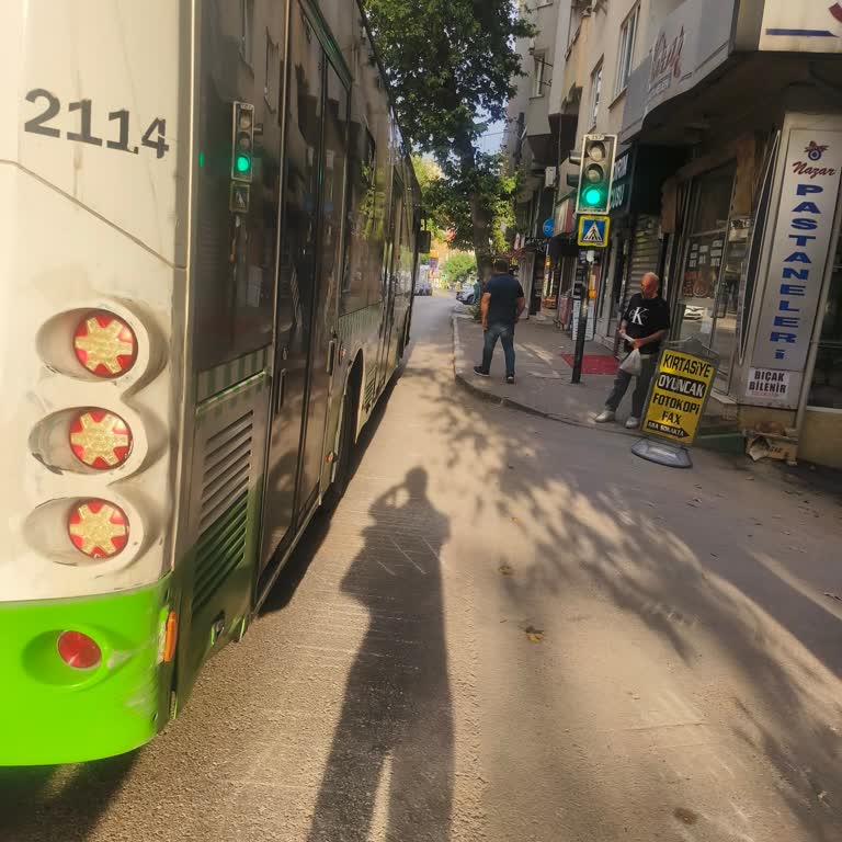 Trafik Kurallarını İhlal Eden Otobüs Şoförü