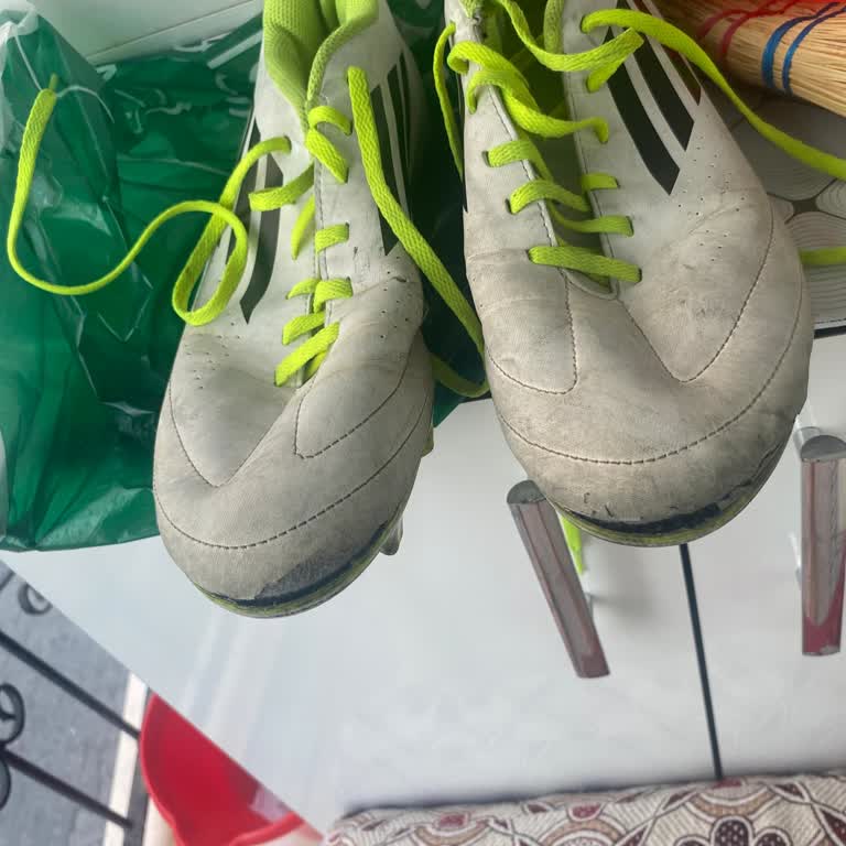 Deichmann Mağazasında Hasarlı Adidas Kramponu İçin Değişim Ve Açıklama Talebi