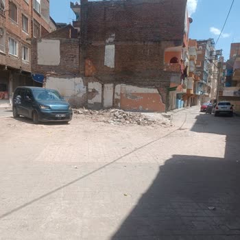 Kaynartepe Mahallesi 234. Sokaktaki Molozlar Temizlenmedi, Sağlık Ve Görünüm Sorunu Oluşturuyor