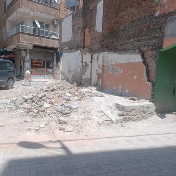 Kaynartepe Mahallesi 234. Sokaktaki Molozlar Temizlenmedi, Sağlık Ve Görünüm Sorunu Oluşturuyor