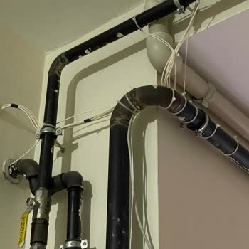İzinsiz Fiber Kutusu Ve Açık Kablolar Bina Estetiğini Ve Güvenliğini Tehlikeye Atıyor