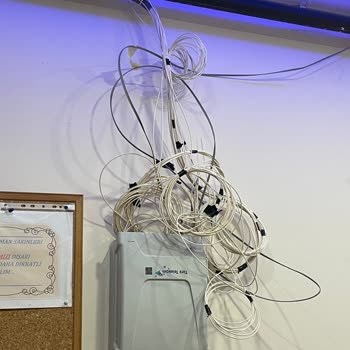 İzinsiz Fiber Kutusu Ve Açık Kablolar Bina Estetiğini Ve Güvenliğini Tehlikeye Atıyor