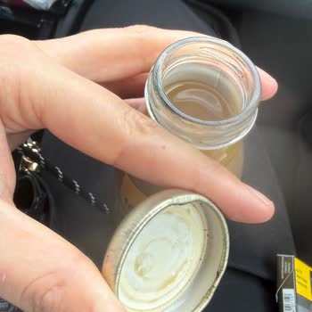 Paslı Kapak Ve Beyaz Maddeler İçeren Cappuccino