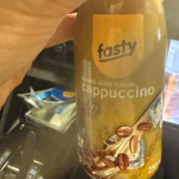 Paslı Kapak Ve Beyaz Maddeler İçeren Cappuccino