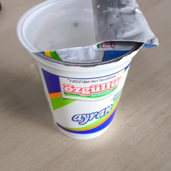 Özgüllü 200 Ml Kutu Ayranın İçinden Çamur, Ot ve Çeşitli Pislikler Çıktı