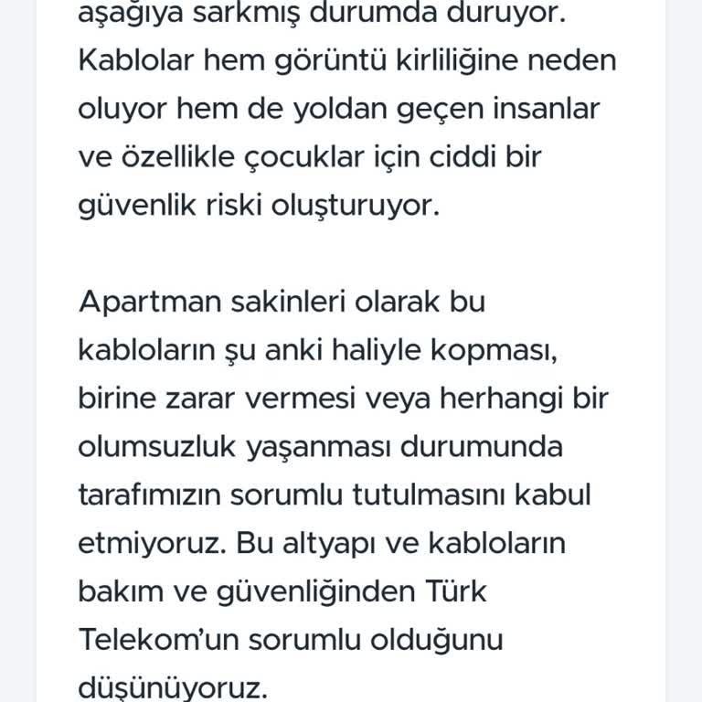 Atılım 2 Apartmanı'nda Asılı Fiber Kablolar Çocukları Ve Yaya Trafiğini Tehdit Ediyor