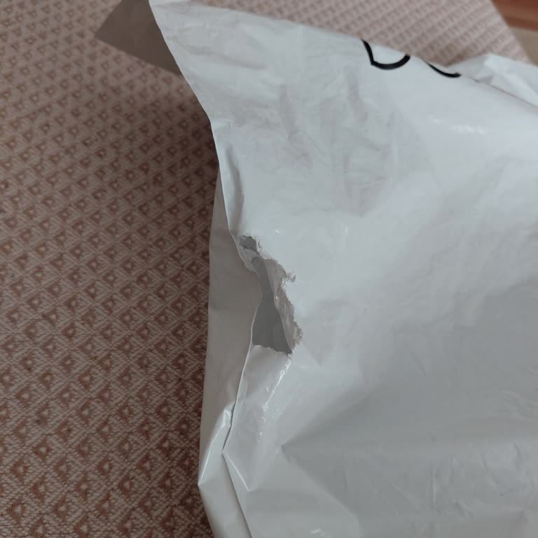 Hepsijet’in Delinen Paketleri Ve Cevapsız Şikayet