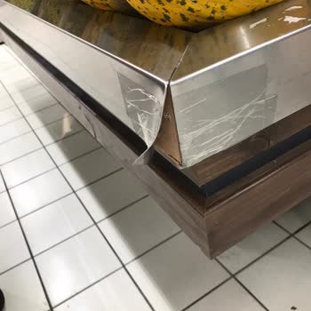 Tansaş Gross Keskin Metal Levhanın Çıkıntısı Bacak Yaralanmasına Neden Oldu