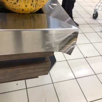 Tansaş Gross Keskin Metal Levhanın Çıkıntısı Bacak Yaralanmasına Neden Oldu