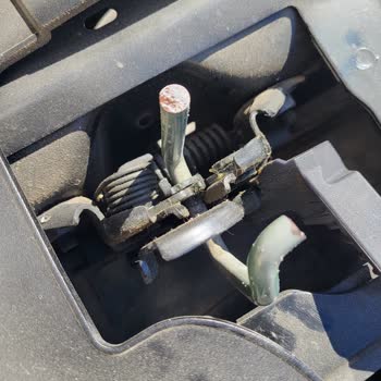 Garanti Altındaki Dacia’da Kaput Demiri Kendi Kendine Kırıldı, Güvenlik Riski İddiası