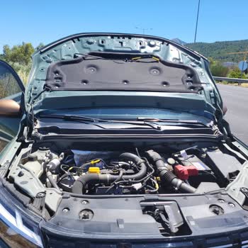 Garanti Altındaki Dacia’da Kaput Demiri Kendi Kendine Kırıldı, Güvenlik Riski İddiası