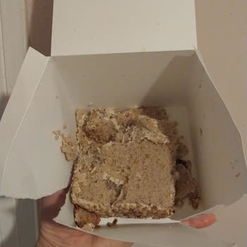 Paketleme Özensizliği: Kremalı Tarafı Alt Tarafa Düşen Pasta