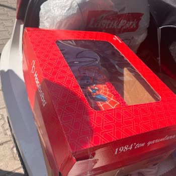 Hacıbaba Pastaneleri Çöpten Kutuyla Paketlenen Doğum Günü Pastası Ve Müdürün Saygısız Davranışı