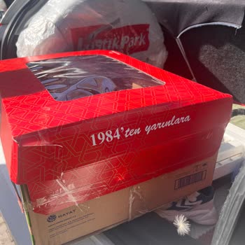 Hacıbaba Pastaneleri Çöpten Kutuyla Paketlenen Doğum Günü Pastası Ve Müdürün Saygısız Davranışı
