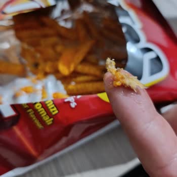 Yemekte Lastik Bulunması Nedeniyle Şiddetli Mide Bulantısı Ve Özür Talebi