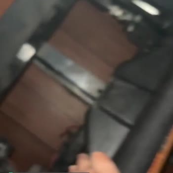 Ali Osman Ulusoy'un Sattığı Kırık Koltuk