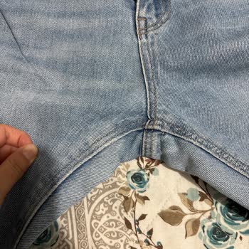 Mavi Jean Pantolonunda Hızlı Renk Solması Ve Ağ Bölümünde Yırtılma