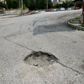 Altuğ Sokak’ta Derin Çukurlar Ve Çöp Konteyneri Sorunu Trafik Ve Çevre Güvenliğini Tehdit Ediyor