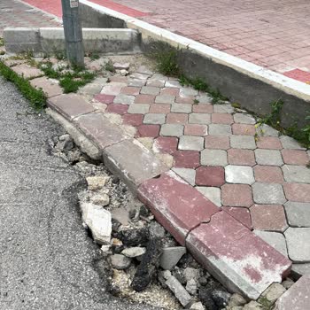 Altuğ Sokak’ta Derin Çukurlar Ve Çöp Konteyneri Sorunu Trafik Ve Çevre Güvenliğini Tehdit Ediyor