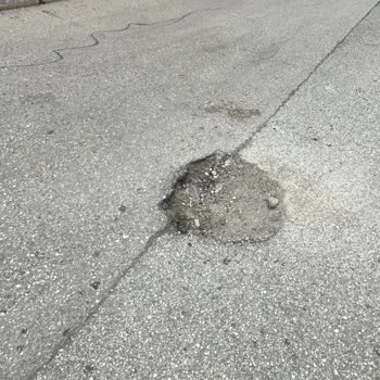 Altuğ Sokak’ta Derin Çukurlar Ve Çöp Konteyneri Sorunu Trafik Ve Çevre Güvenliğini Tehdit Ediyor