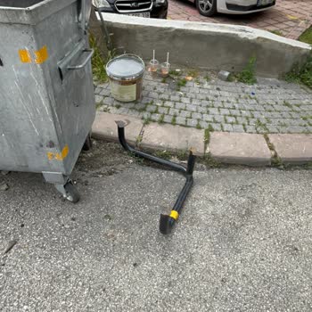 Altuğ Sokak’ta Derin Çukurlar Ve Çöp Konteyneri Sorunu Trafik Ve Çevre Güvenliğini Tehdit Ediyor