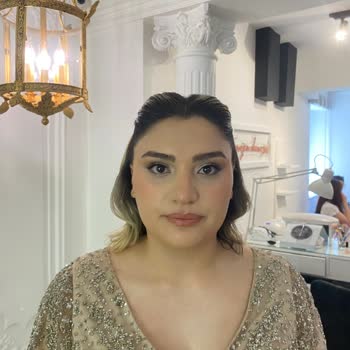 İzellik Makeup'ta Nişan Makyajı İçin İlgisiz Çalışanlar Ve Satış Baskısı