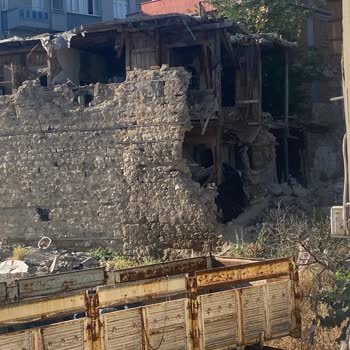 Divanlı Mahallesindeki Ağır Hasarlı Bina Nedeniyle Can Güvenliği Endişesi Ve Acil Yıkım Talebi