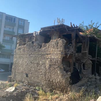Divanlı Mahallesindeki Ağır Hasarlı Bina Nedeniyle Can Güvenliği Endişesi Ve Acil Yıkım Talebi