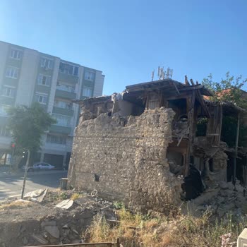 Divanlı Mahallesindeki Ağır Hasarlı Bina Nedeniyle Can Güvenliği Endişesi Ve Acil Yıkım Talebi