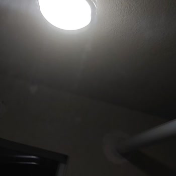 Albert Genau Balkondaki Camın Sürekli Sökülmesi Çocuk Güvenliğini Tehdit Ediyor