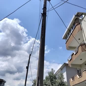 Ev Önündeki Tehlikeli Elektrik Direği Acilen Kontrol Edilmeli