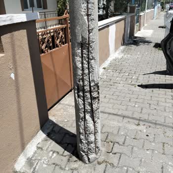 Ev Önündeki Tehlikeli Elektrik Direği Acilen Kontrol Edilmeli